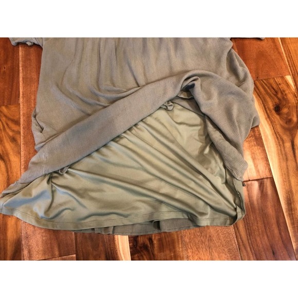 Boutique Small Top - Flowy with Lace - Soft Green - Picture 5 of 5